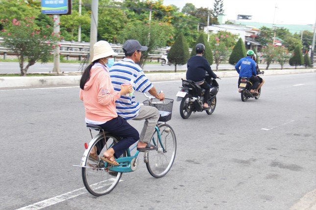 Cha nghèo đạp xe cà tàng chở con đi thi giữa phố Đà Nẵng - Ảnh 4.