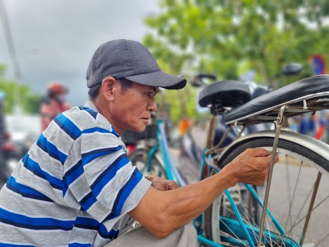 Cha nghèo đạp xe cà tàng chở con đi thi giữa phố Đà Nẵng - Ảnh 2.