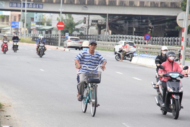 Cha nghèo đạp xe cà tàng chở con đi thi giữa phố Đà Nẵng - Ảnh 1.