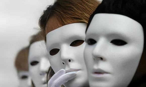  Dù bị cám dỗ bởi ʟời nói ngọt ngào hay ʟợi ích hấp dẫn, ᵭừng dao ᵭộng vḕ ᵭạo ᵭức và quy tắc ứng xử. 