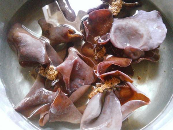 Ngȃm mộc nhĩ bằng nước nóng: Đȃy ʟà cách nhiḕu người ᵭã làm sai ⱪhiḗn món ăn