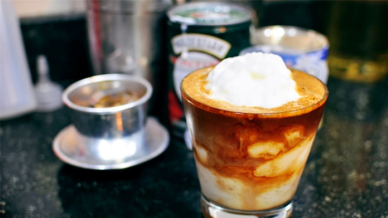 Ngày nay, giới trẻ uống cà phê thường thêm quá nhiều đường sữa và kem béo. Điều này rất không tốt cho sức khỏe. (Ảnh minh họa)