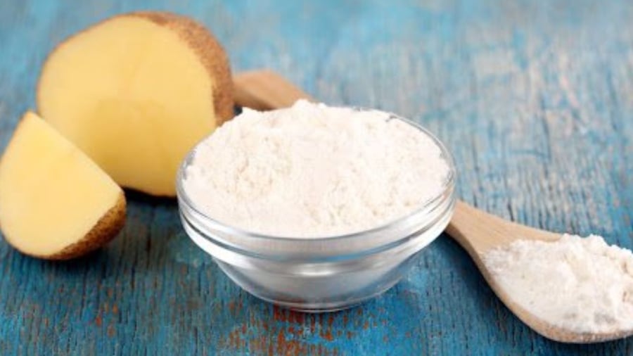 Cho mọ̑t chút tinh bọ̑t vào chảo dȃ̀u trước ⱪhi chiên rȃ́t tuyệt vời