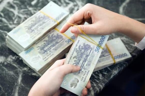 Trong ngày ᵭầu năm, các bữa tiệc cùng gia ᵭình, bạn bè thường diễn ra ᵭể chúc tụng và ᵭón năm mới.