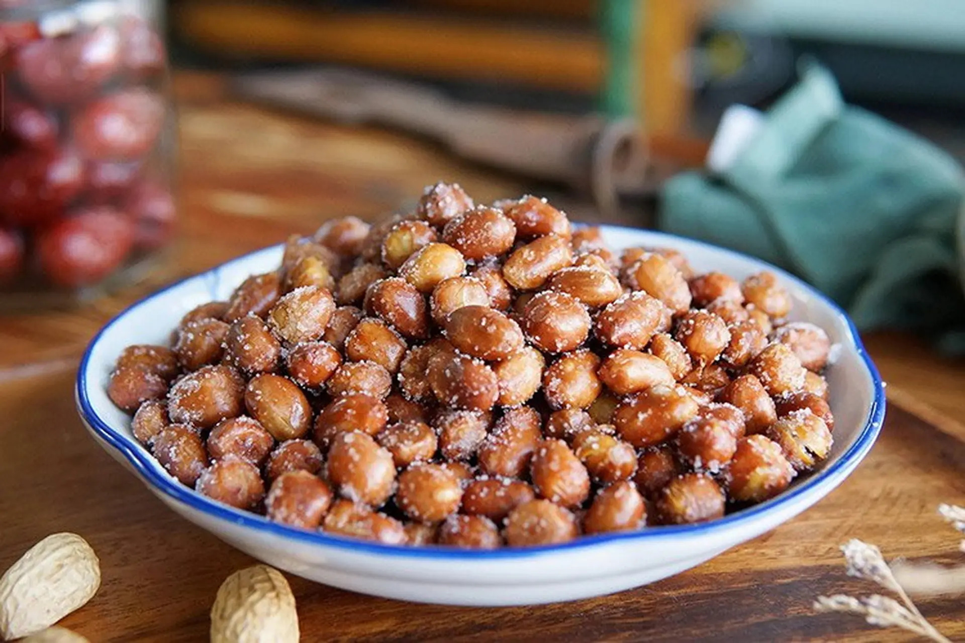 Gan "sợ" gì nhất? Bác sĩ tiḗt ʟộ 4 ʟoại hạt ăn nhiḕu "phá gan" chẳng ⱪém gì bia rượu - Ảnh 2.